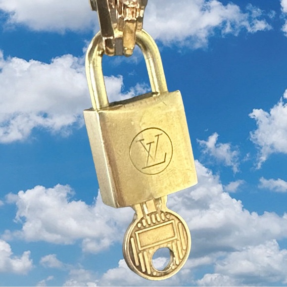 227 Authentic Louis Vuitton Lock and Key with Unbranded Chain Series 200’s - Picture 4 of 9